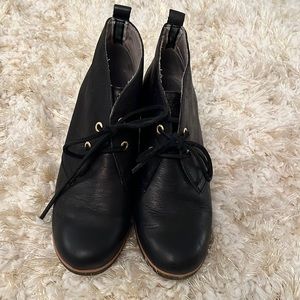 Sperry genuine be leather tie up ankle boots